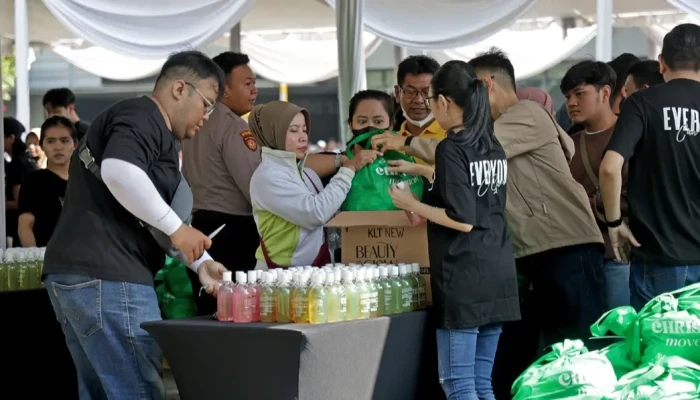 Pemkot, Mawar Sharon, dan Polri Kolaborasi di Christmas Movement, Salurkan 4.000 Paket Sembako untuk Warga Surabaya