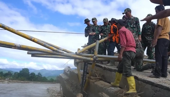 Warga Gayo Lues Bangun Jembatan Darurat Pasca-Banjir, Akses Utama Menuju RSU Ali Kasim Dibuka