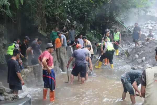 Tim Siaga Bencana Bhayangkara Polres Tegal melaksanakan Gotong Royong Pembersihan Pasca Luapan Sungai di Kawasan Wisata Guci