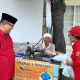 PAC PDIP Gunung Anyar Bagikan Paket Makanan