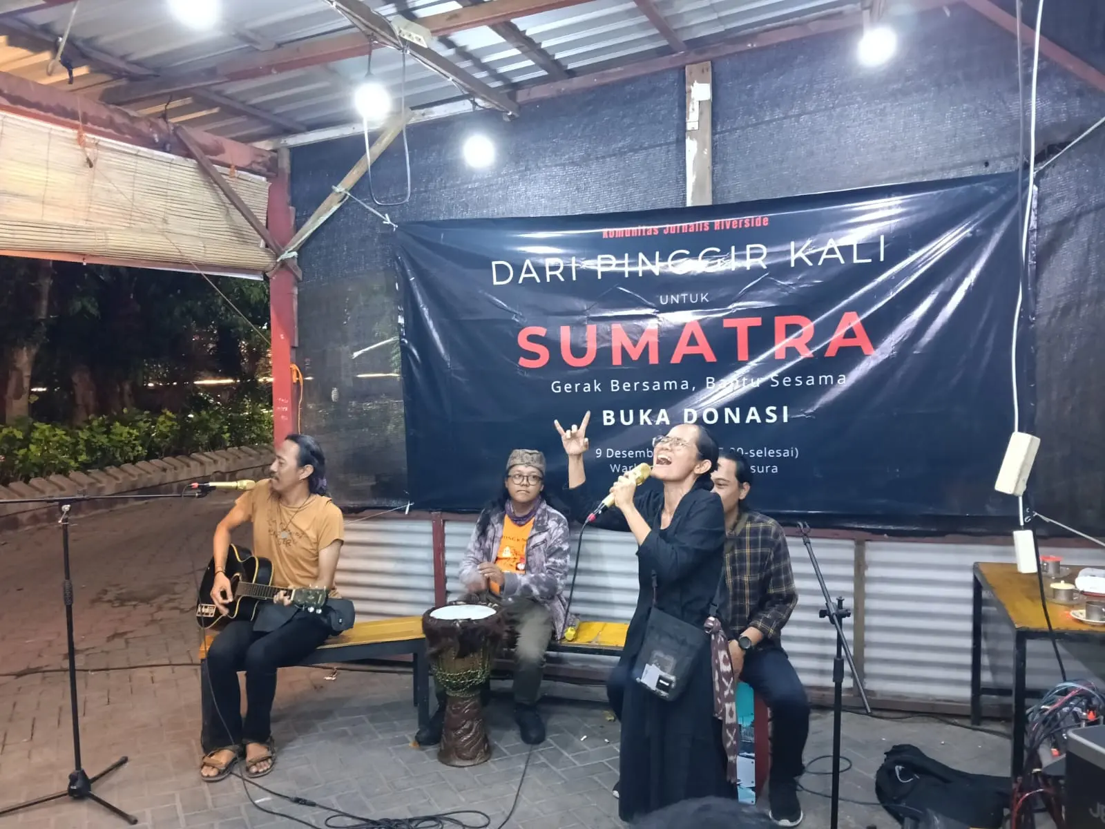 Komunitas Jurnalis Pinggir Kali saat menggelar aksi untuk menggalan bantuan bagi korban bencana alam di sumatra, Selasa (09/12/2025)