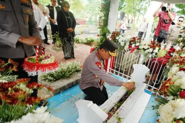 Kapolri Ziarah ke Makam Marsinah dan Resmikan Pembangunan Museum Pahlawan Buruh