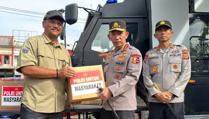 Kapolri Serahkan Enam Truk Bantuan Lengkap untuk Korban Bencana Aceh Tamiang