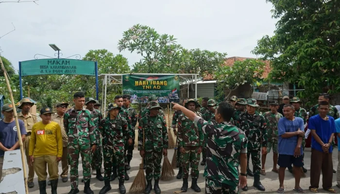Hari Juang TNI AD, Prajurit Yonif 407/PK Bersama Rakyat Bersihkan Makam KH. Imam Johar di Tegal
