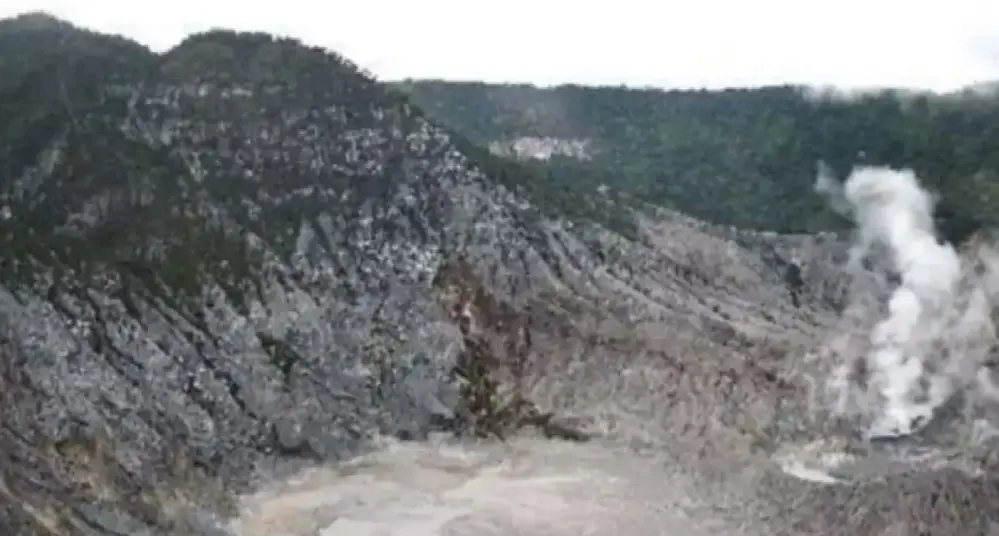 Kawah gunung Tangkupan Perahu