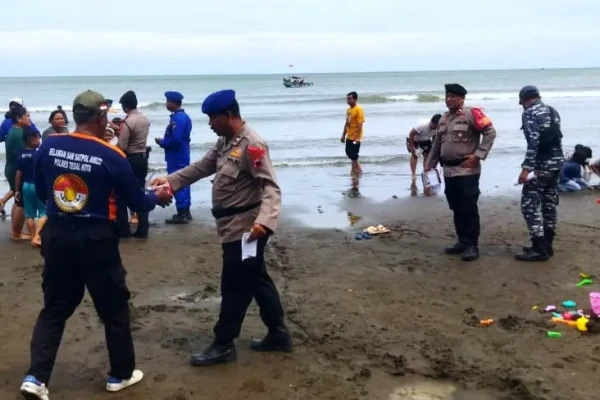 Libur Nataru 2025, Ribuan Wisatawan Padati Pantai Alam Indah Kota Tegal