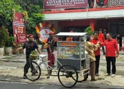 Berbagi - pengurus DPC PDI Perjuangan Kota Surabaya membagikan makanan kepada pedagang dinsekitar kantor DapC di HUT PDIP ke 53, Sabtu (10/01/2026)