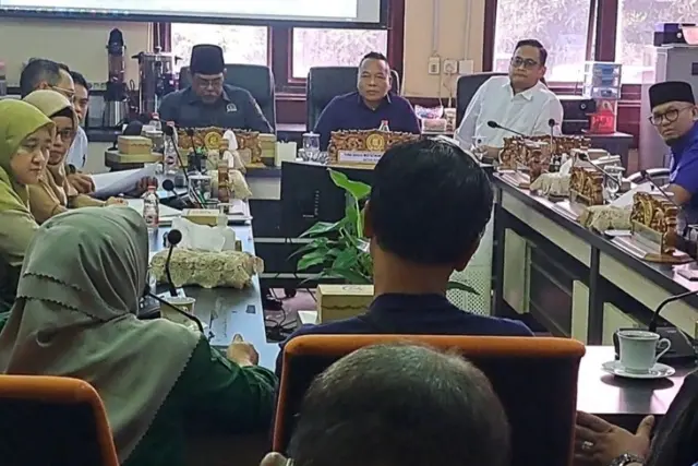 Rapat dengar pendapat di ruang komisi A