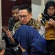 Khidmad - Wakil Ketua DPRD Surabaya Arif Fathoni saat khusyu berdoa dalam kegiatan khotmil quran dan santunan anak yatim di ruang kerja pimpinan dprd Jumat (02/01/2026)