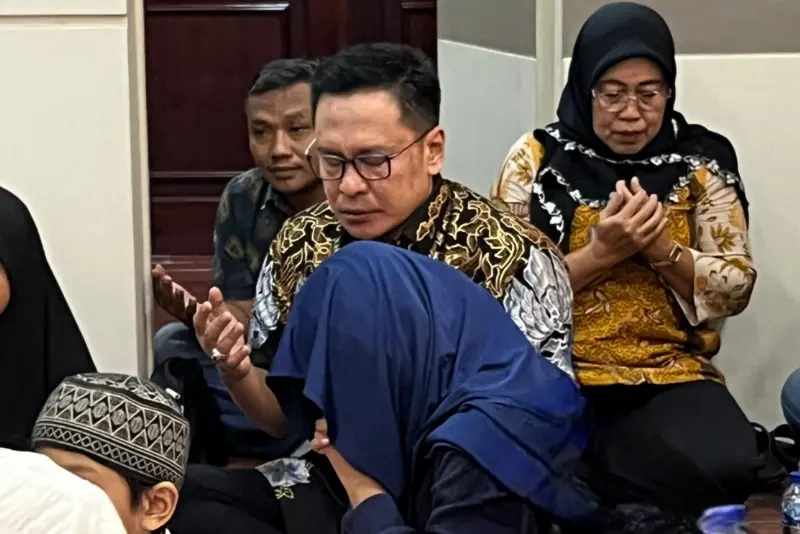 Khidmad - Wakil Ketua DPRD Surabaya Arif Fathoni saat khusyu berdoa dalam kegiatan khotmil quran dan santunan anak yatim di ruang kerja pimpinan dprd Jumat (02/01/2026)
