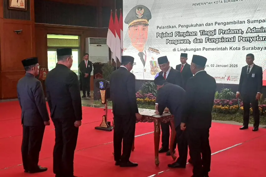 Wali kota Surabaya eri Cahyadi saat melantik sejumlah pejabat pemkot surabaya
