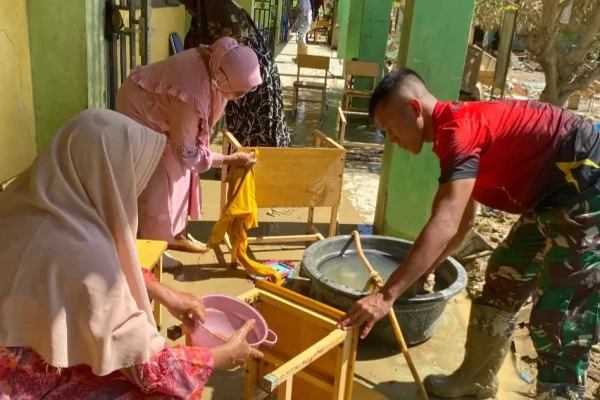 Aksi Humanis TNI Bangkitkan Keceriaan Siswa SD Negeri 06 Kota Lintang Usai Banjir