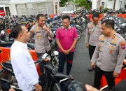 Wali Kota Surabaya Eri Cahyadi saat berdiskusi dengan Kapolrestabes Surabaya Kombes Pol Luthfie Sulistiawan saat meninjau Bazar Ranmor Polrestabes Surabaya, Kamis (22/01/2024)