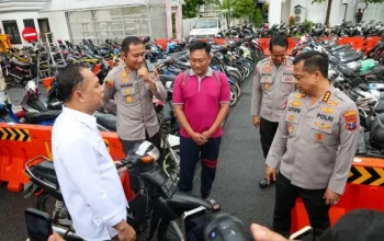 Wali Kota Surabaya Eri Cahyadi saat berdiskusi dengan Kapolrestabes Surabaya Kombes Pol Luthfie Sulistiawan saat meninjau Bazar Ranmor Polrestabes Surabaya, Kamis (22/01/2024)