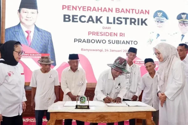 Bupati Ipuk Serahkan Ratusan Becak Listrik Bantuan Presiden Prabowo untuk Lansia di Banyuwangi