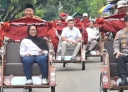 Prabowo Salurkan 200 Unit Becak Listrik bagi Tukang Becak Lansia di Situbondo