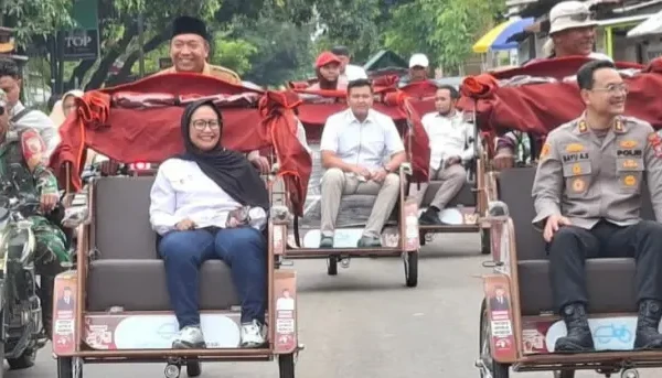 Prabowo Salurkan 200 Unit Becak Listrik bagi Tukang Becak Lansia di Situbondo