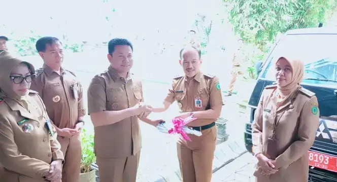 Bupati Subandi Serahkan Alat Perbaikan Jalan,