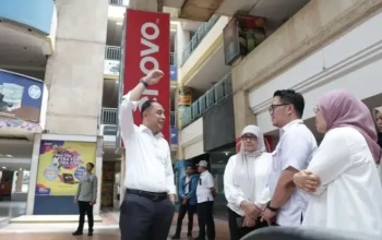 Eric saat mengunjungi hi tech mall