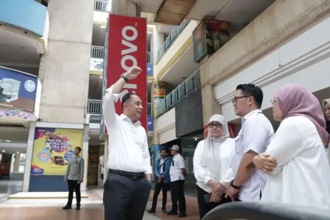 Eric saat mengunjungi hi tech mall