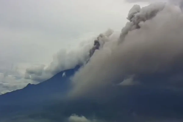 Gunung Semeru Luncurkan Awan Panas Sejauh 4 Kilometer, Warga Diminta Waspada