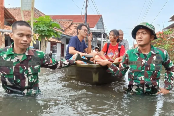 Sinergi TNI: Di Bawah Kendali Kodim Pekalongan, Prajurit Yonif 407/PK Evakuasi Warga Terdampak Banjir di Tirto