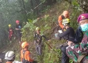 Evakuasi puing pesawat