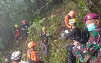 Evakuasi puing pesawat