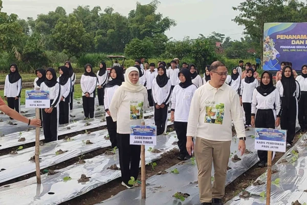 Khofifah Transformasi Ratusan Sekolah di Jawa Timur Menjadi Laboratorium Ketahanan Pangan