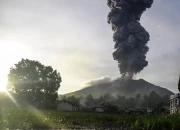 Gunung Ibu Kembali Erupsi dengan Lontaran Abu Setinggi 800 Meter