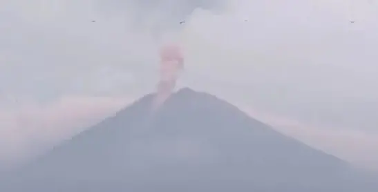 Gunung Semeru erupsi dengan letusan setinggi 1 km