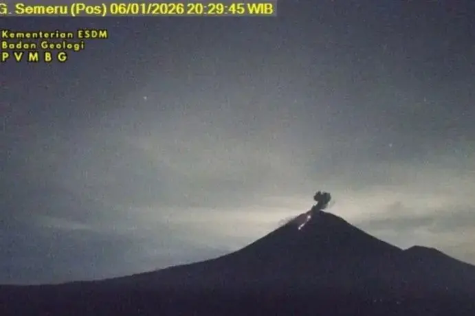 Gunung semeru erupsi