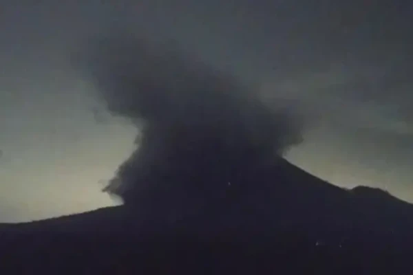 Gunung Semeru Luncurkan Awan Panas Sejauh 5 Kilometer, Masyarakat Diminta Tingkatkan Kesiagaan