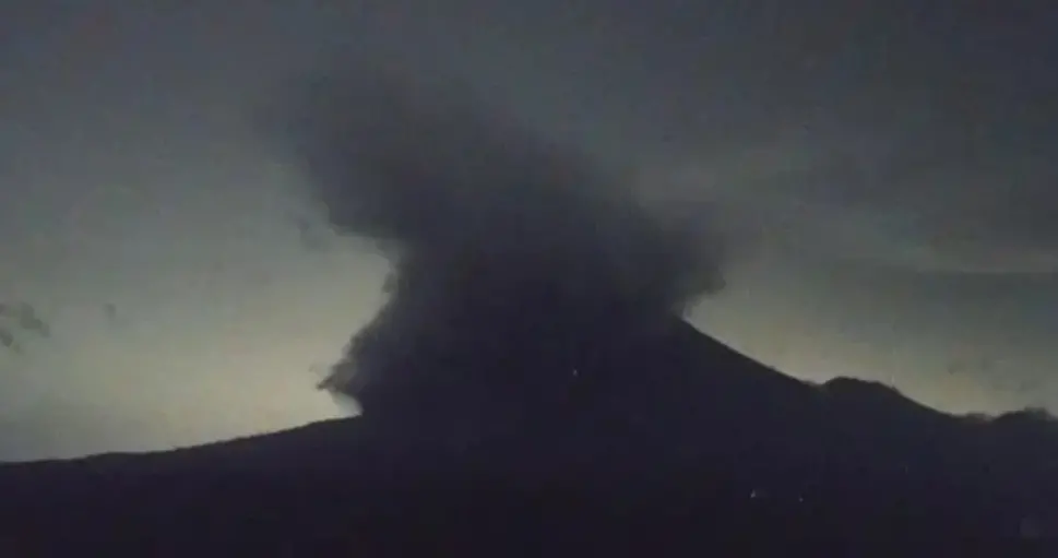 gunung-semeru-luncurkan-awan-panas-guguran-5-km-status-siaga-level-iii-ditetapkan