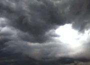 BMKG Peringatkan Cuaca Ekstrem di Surabaya Sore Ini