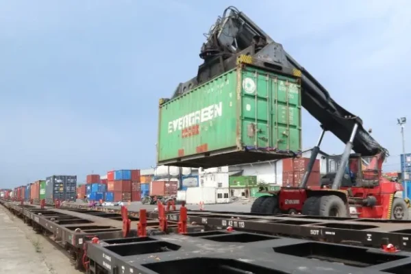 Volume Angkutan Barang KAI Daop 8 Surabaya Melonjak 38 Persen Sepanjang 2025