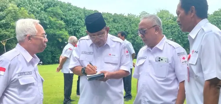 Imam Utomo dan pengurus PMI Jatim,Ketua PMI Gresik