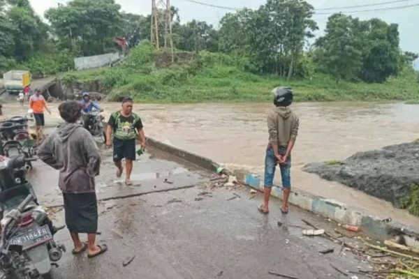 Banjir Bandang Putus Jembatan Jatibanteng, 1.500 Warga Situbondo Terisolasi
