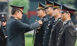 Kapolda Jatim Anugerahkan Satyalancana.jpg