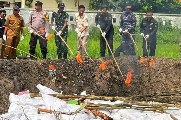 Karantina Jawa Timur Musnahkan Puluhan Ton Komoditas Pertanian Ilegal Asal Luar Negeri