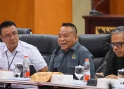 Ketua Komisi A DPRD Surabaya Yona Bagus Widyatmoko saat rapar koordinasi dengan Dispenduk, Kominfo dan kecamatan serta lurah terkait adanya ratusan data dalam DTSEN yang berstatus tidak ditemukan, pada Rabu (14/01/2026)