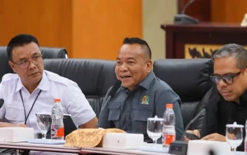 Ketua Komisi A DPRD Surabaya Yona Bagus Widyatmoko saat rapar koordinasi dengan Dispenduk, Kominfo dan kecamatan serta lurah terkait adanya ratusan data dalam DTSEN yang berstatus tidak ditemukan, pada Rabu (14/01/2026)