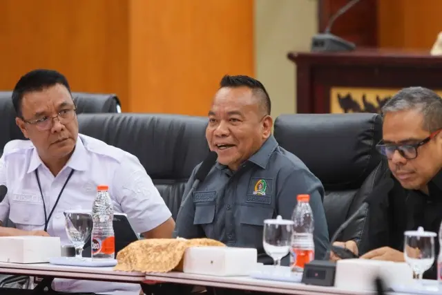 Ketua Komisi A DPRD Surabaya Yona Bagus Widyatmoko saat rapar koordinasi dengan Dispenduk, Kominfo dan kecamatan serta lurah terkait adanya ratusan data dalam DTSEN yang berstatus tidak ditemukan, pada Rabu (14/01/2026)