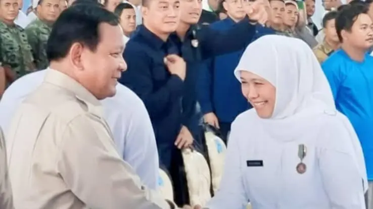 Khofifah menerima Tanda Kehormatan Satyalancana