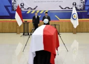 Menteri KKP Pingsan Saat Pimpin Upacara Penghormatan Korban Pesawat ATR