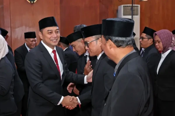 Pemkot Surabaya Lantik 69 Pejabat: Targetkan Reformasi Birokrasi Berbasis Rapor Publik 