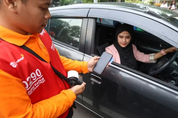 Wali Kota Eri Cahyadi Tegaskan Warga Surabaya Lapor Satgas Jika Jukir Tolak Parkir Non-Tunai
