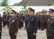 Wakapolres Pamekasan Anugerahkan Satyalancana Pengabdian kepada 74 Personel Polri