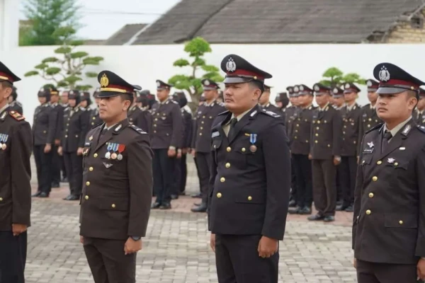 Wakapolres Pamekasan Anugerahkan Satyalancana Pengabdian kepada 74 Personel Polri