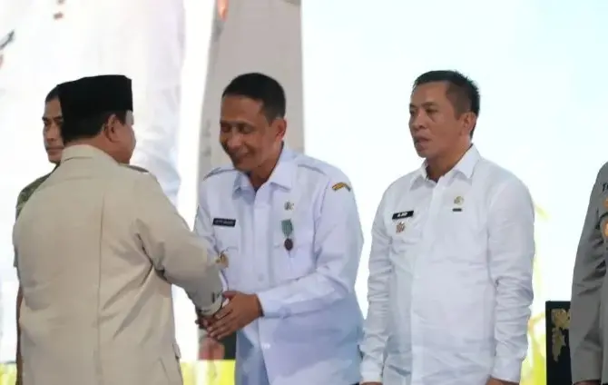 Penghargaan diberikan oleh Presiden .jpg